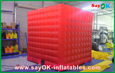 Cabine gonflable rouge de photo de 2 portes de tente gonflable de cube avec l'utilisation s'ouvrante supérieure de parc d'attractions