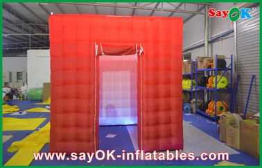 Cabine gonflable rouge de photo de 2 portes de tente gonflable de cube avec l'utilisation s'ouvrante supérieure de parc d'attractions