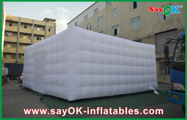 La tente gonflable d'air a adapté le grand blanc aux besoins du client vont tente gonflable Cuve d'extérieur avec la porte