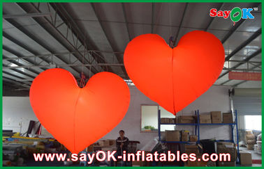 étape de 1.5M allumant le coeur gonflable rouge pour la publicité de Commerical