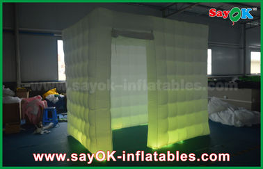 La publicité de la cabine montre la cabine gonflable/Photobooth de photo d'appui verticaux blancs étaye la tente de cube en cadre