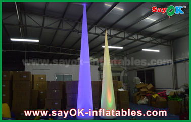 Épouser le cône/pilier légers gonflables de décoration a adapté la couleur aux besoins du client avec la lumière menée