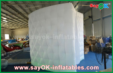 Clôture gonflable de cabine de photo cube mobile gonflable blanc en clôture de cabine de photo de 2,4 x de 2,4 x de 2.4m avec l'éclairage mené