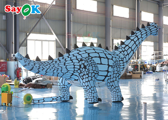 Un modèle de dinosaure géant attrayant et vert gonflable