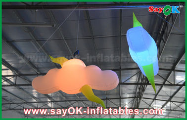 Présentez le nuage gonflable de produits gonflables faits sur commande de décoration avec la lumière du ventilateur/LED