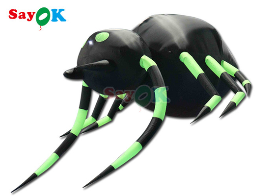 Une épouvantable araignée gonflable suspendue décoration d'Halloween noir et vert