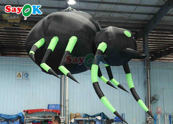 Une épouvantable araignée gonflable suspendue décoration d'Halloween noir et vert