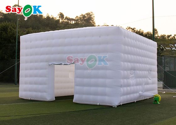 Tente blanche gonflable portable pour les événements de camping les aventures en plein air