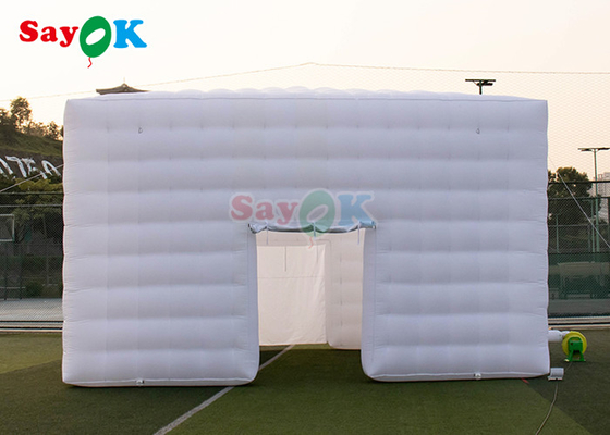 Tente blanche gonflable portable pour les événements de camping les aventures en plein air