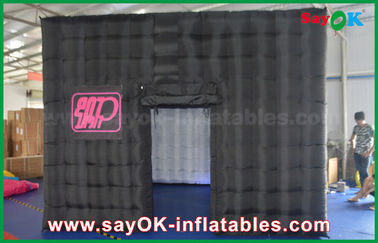Cabine gonflable noire de photo de photo de portes gonflables du studio 2 imperméable avec la bande menée pour la publicité