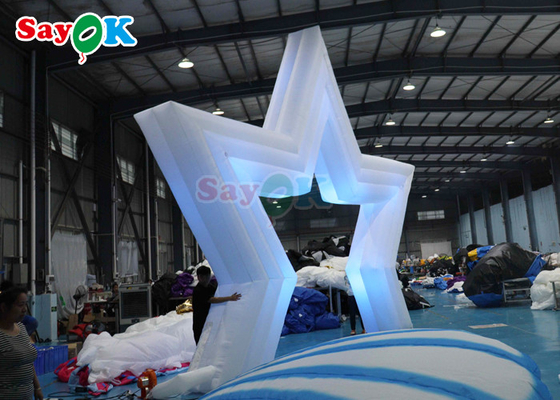 Arche d'étoile gonflable géante à lumière LED Arche d'étoile gonflable pour la fête publicitaire en plein air