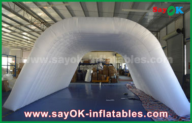 Tente gonflable blanche adulte faite sur commande de tunnel de tente gonflable d'air pour l'événement/salon commercial