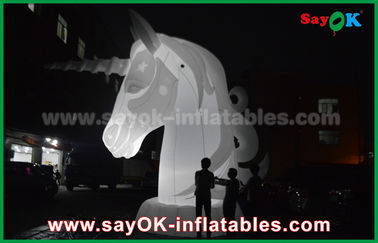Personnages de dessins animés gonflés Blanc entier Oxfiord Tissu gonflable cheval licorne avec lumière LED
