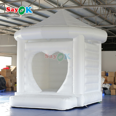 Château gonflable blanc personnalisé pour fête de mariage en plein air