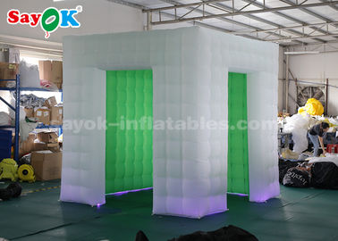 Cabine portative gonflable blanche et verte de partie de tente de tissu gonflable d'Oxford de photo avec deux portes