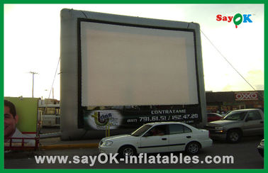 Cinéma gonflable extérieur sur l'écran de projection gonflable de route