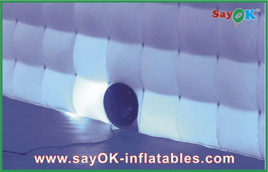La publicité de la cabine montre L2.4 W2.4 H2.5M Custom Inflatable Products avec la lumière menée pour l'événement