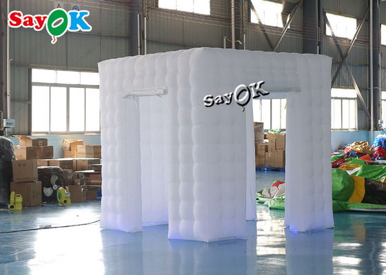 La cabine d'événement montre la tente portative 8.25ft blanche de cabine de photo de cube en 3 portes de 2.5m gonflable avec la lumière menée
