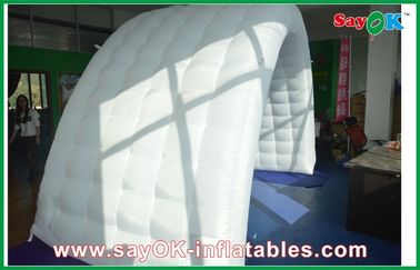 Tente gonflable blanche d'air d'événement de tissu d'Oxford, partie gonflable adaptée aux besoins du client de tente d'air de famille de tunnel