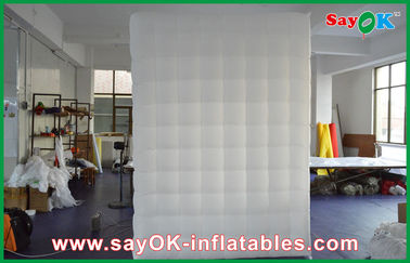 Tissu fort blanc Photobooth de Quadrate Oxford de cube de taille gonflable de la tente 2.6m avec la lumière de LED
