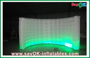 Tente gonflable blanche d'air imperméable, mur gonflable incurvé pour la tente d'exposition gonflable avec la lumière de LED