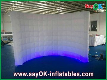 Mur incurvé par lumière mené gonflable blanc L3 X W1.5 X H2m avec la tente gonflable de travail de ventilateur