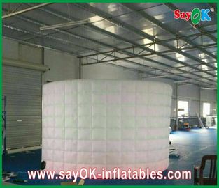 Mur incurvé par lumière mené gonflable blanc L3 X W1.5 X H2m avec la tente gonflable de travail de ventilateur