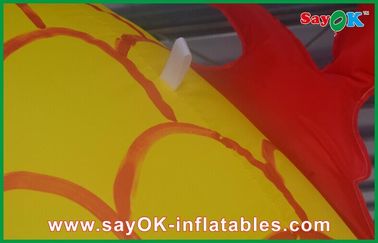 La publicité des personnages de dessin animé gonflables, voûte jaune chinoise de dragon