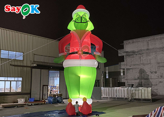 Des personnages de dessins animés de chiens gonflables géants, des ballons gonflables de Grinch, des décorations de Noël