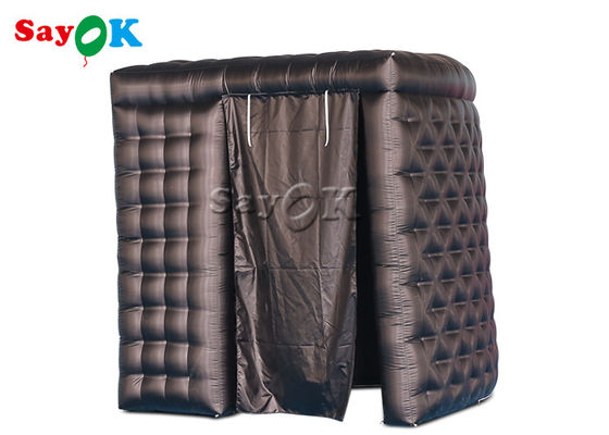 Portes à deux battants incurvées gonflables noires gonflables de cabine de photo de la tente 2.4mH 7.87FT de partie avec le rideau